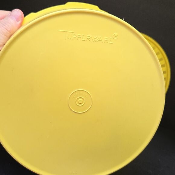 3 Assorted Sized Tupperware Containers - Picture 4 of 11